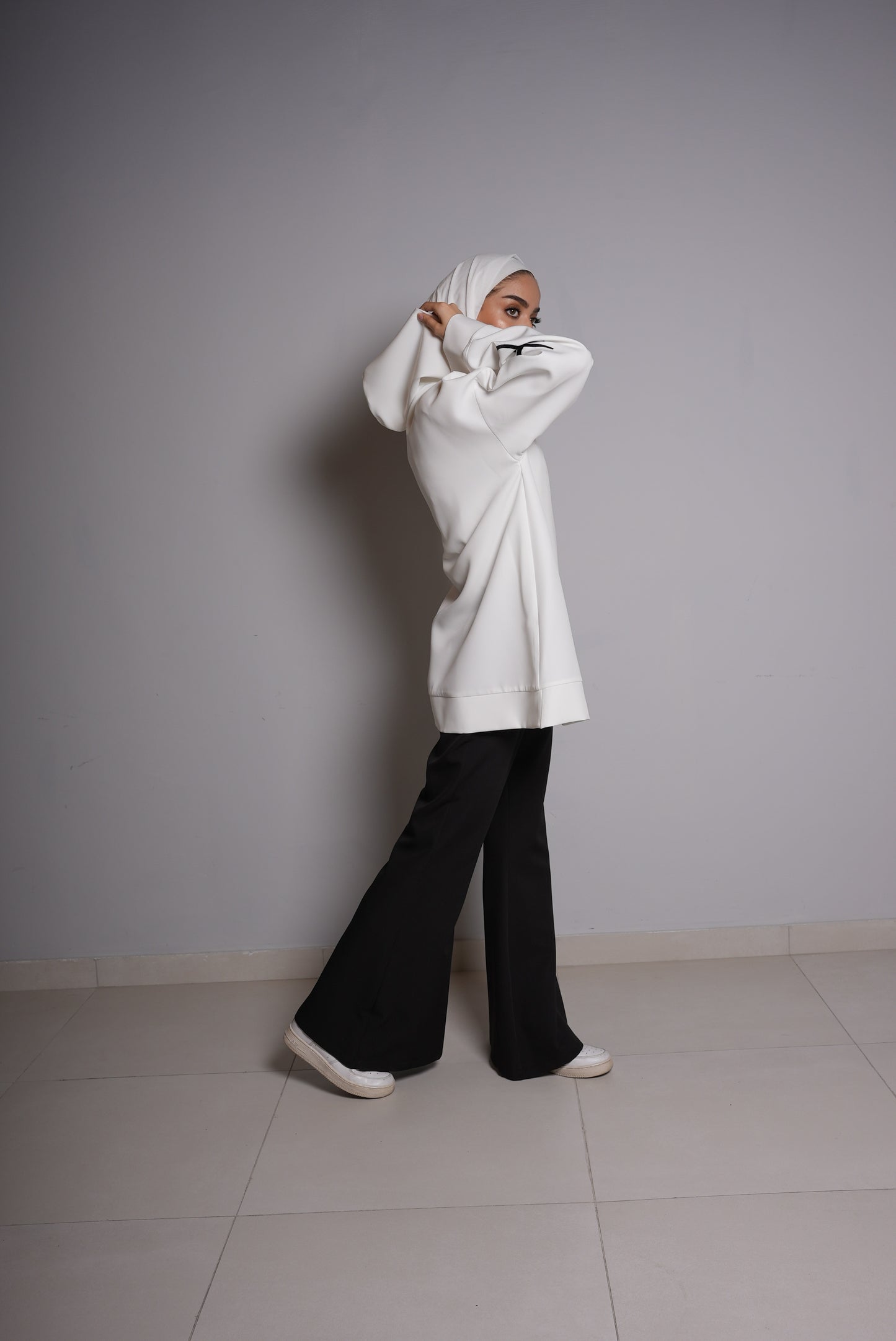 BLACK PANTS , WHITE HOODY